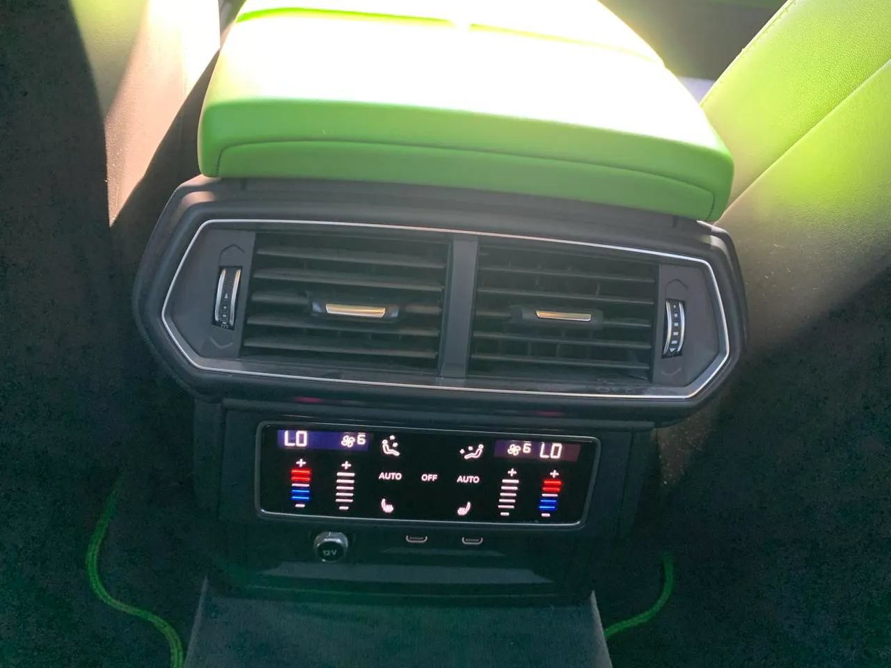 Used 2022 Lamborghini Urus AWD/4WD image 12