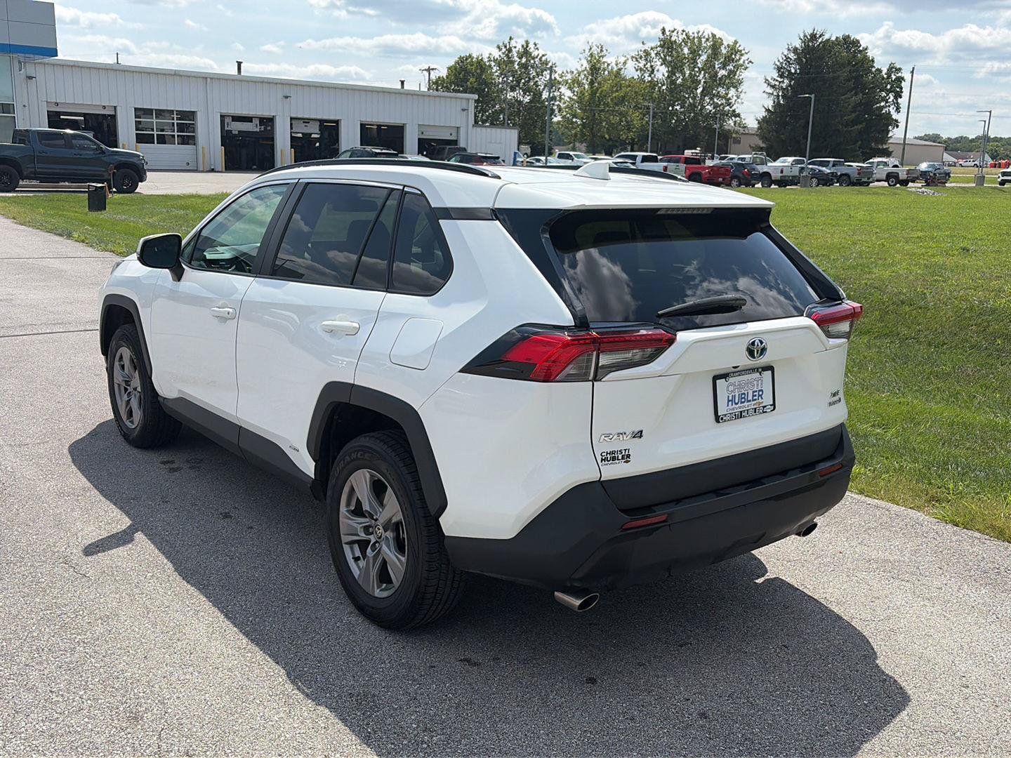 Used 2022 Toyota RAV4 XLE w/ Convenience Package AWD/4WD image 3