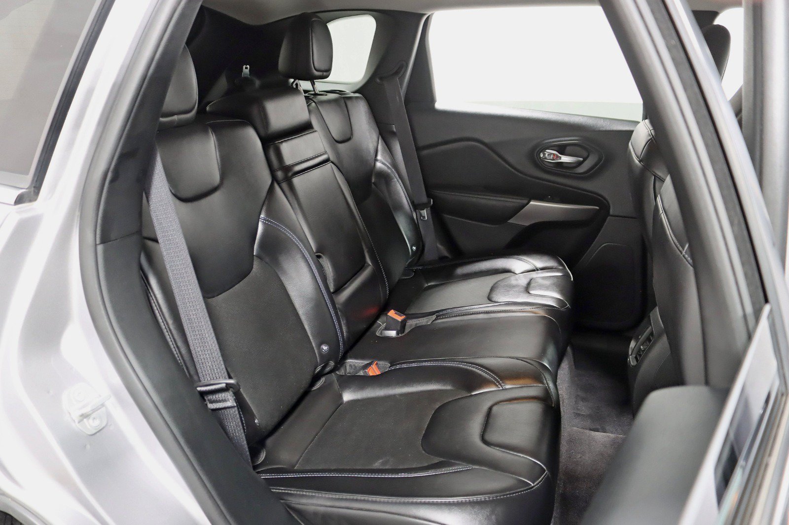 Used 2019 Jeep Cherokee Latitude Plus w/ Cold Weather Group AWD/4WD image 28