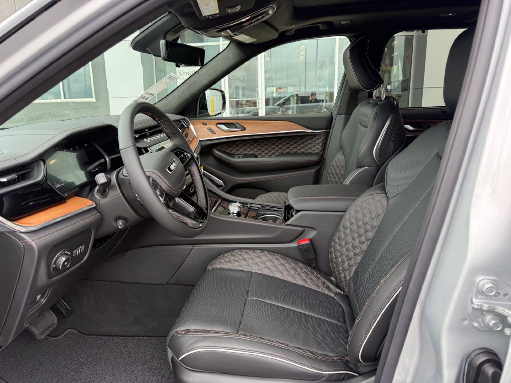 New 2026 Jeep Grand Cherokee Summit w/ Obsidian Package AWD/4WD image 4