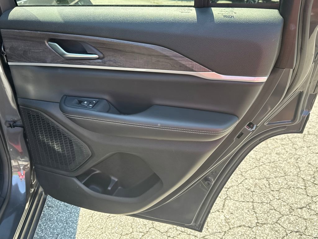 Used 2024 Jeep Grand Cherokee Limited image 16