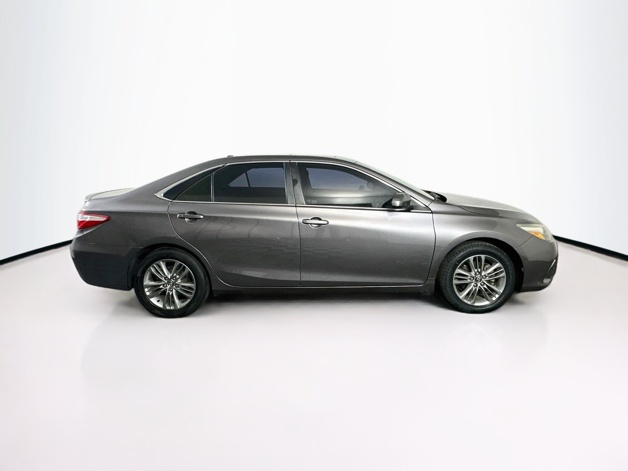Used 2016 Toyota Camry SE w/ Moonroof Package FWD image 10