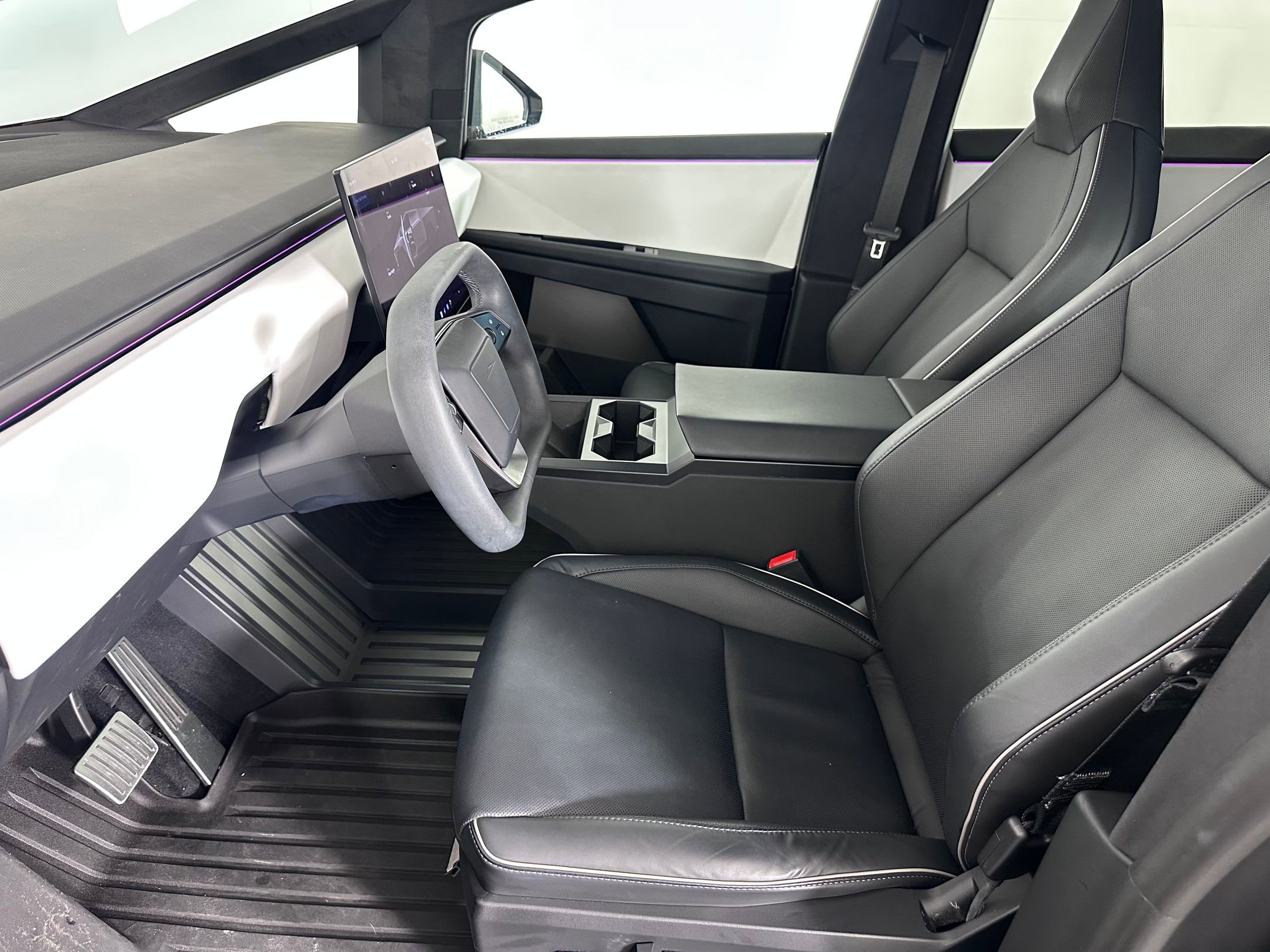 Used 2024 Tesla Cybertruck AWD Crew Cab image 4