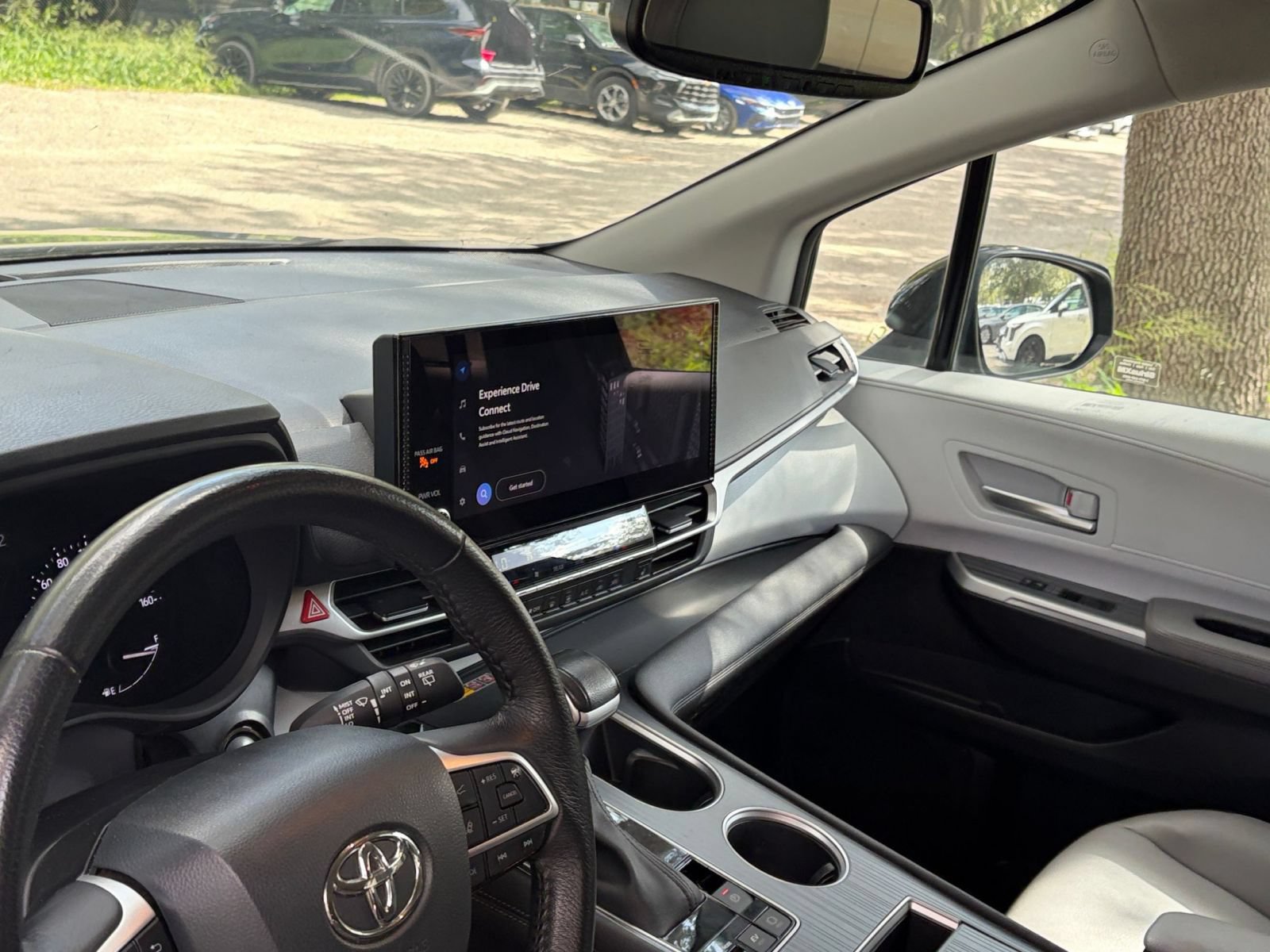 Used 2025 Toyota Sienna XLE FWD image 38