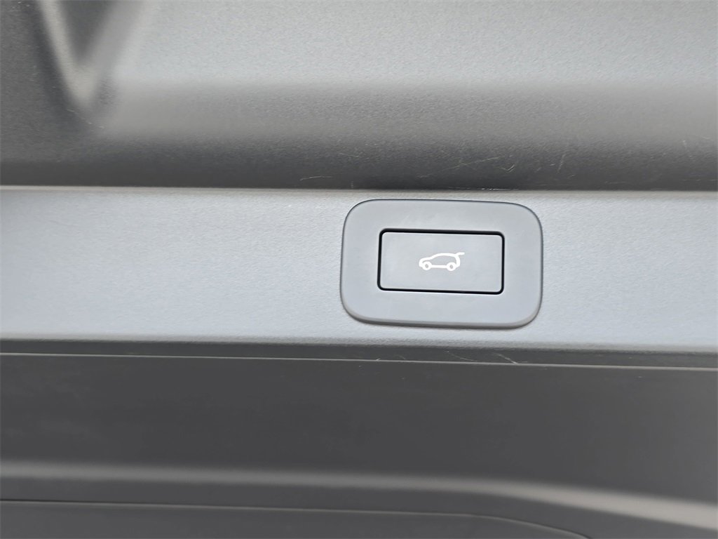 Certified 2025 Land Rover Range Rover SE image 13