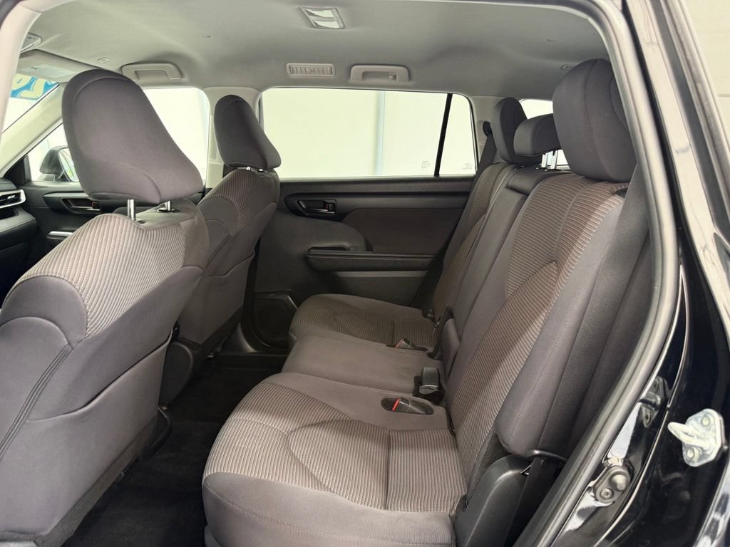 Used 2024 Toyota Highlander LE AWD/4WD image 17