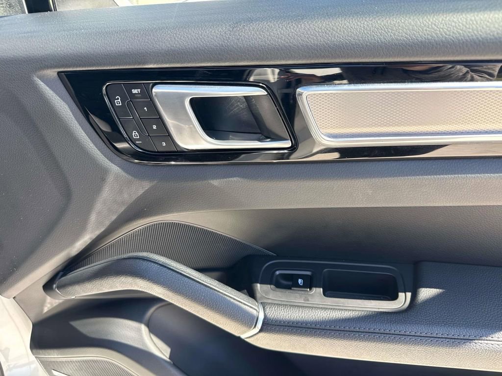 Certified 2023 Porsche Cayenne Platinum Edition image 19