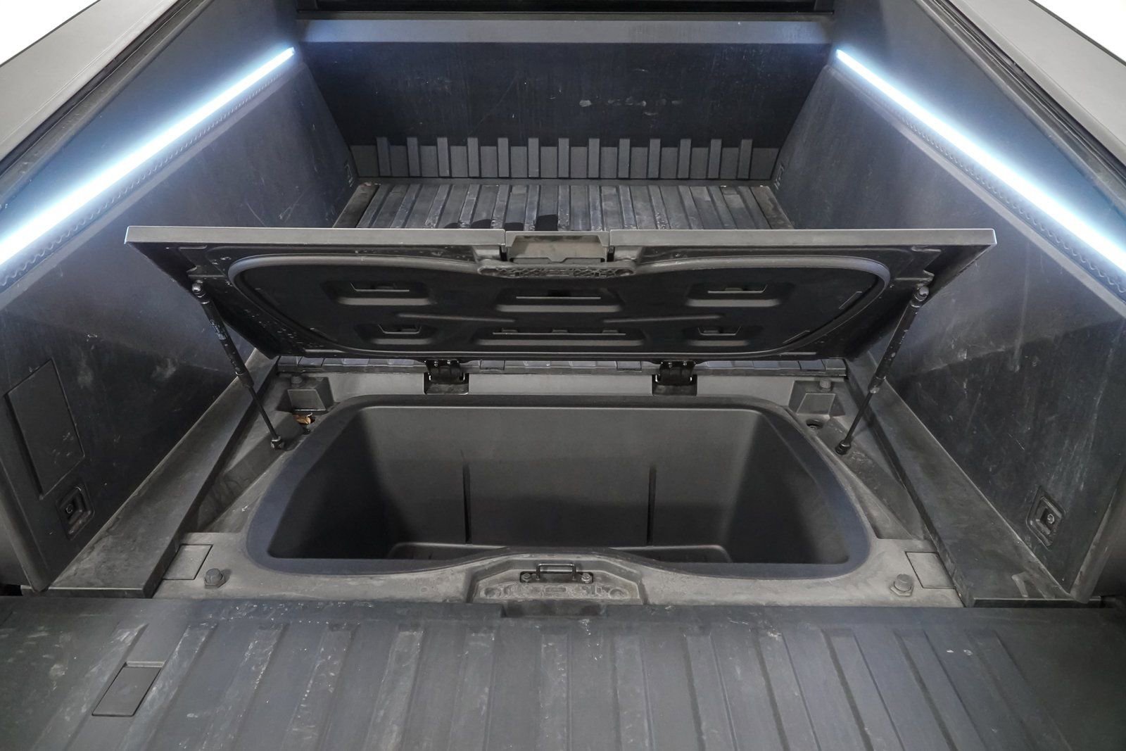 Used 2025 Tesla Cybertruck AWD Crew Cab image 13