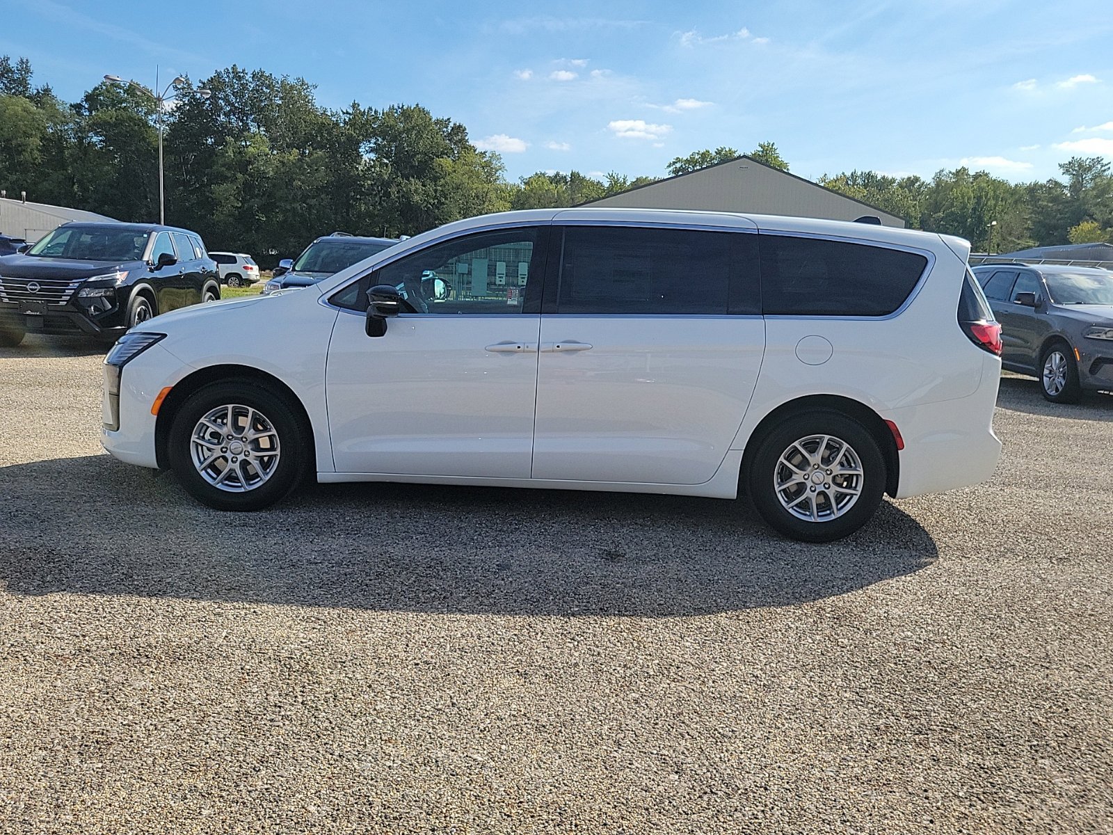 New 2027 Chrysler Pacifica Select FWD image 5