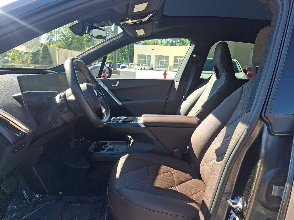 Used 2023 BMW iX xDrive50 w/ Sport Package AWD/4WD image 13