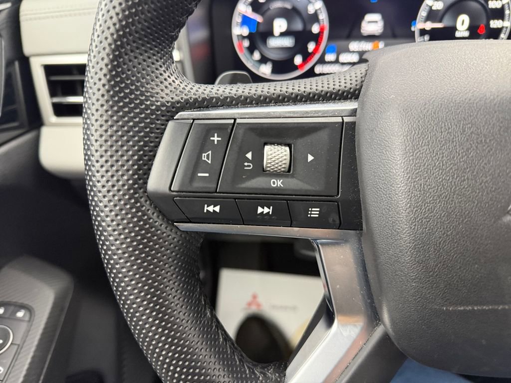 Used 2023 Mitsubishi Outlander SEL AWD/4WD image 33