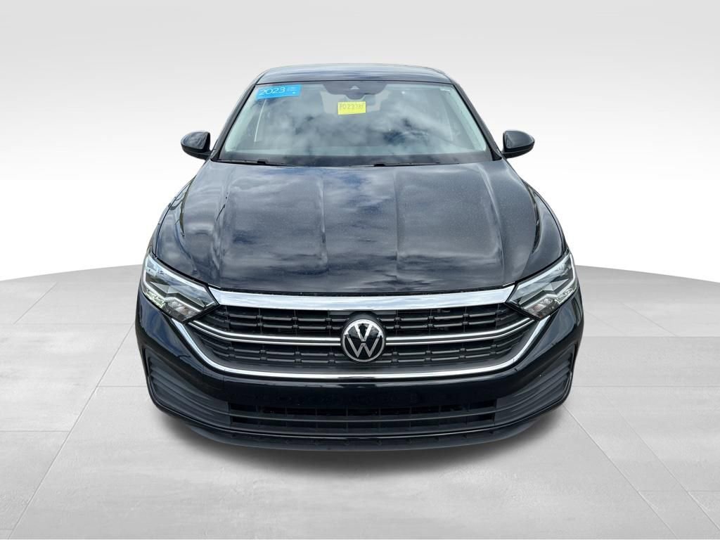 Certified 2023 Volkswagen Jetta SE w/ Panoramic Sunroof Package image 3