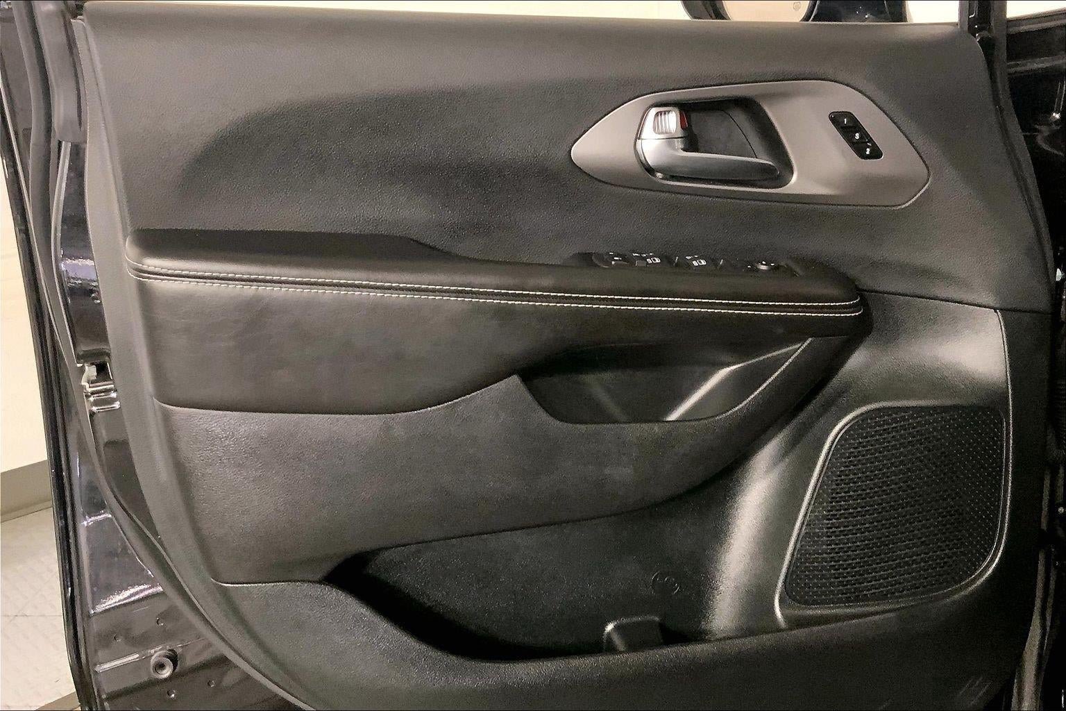 Used 2026 Chrysler Pacifica Select FWD image 25