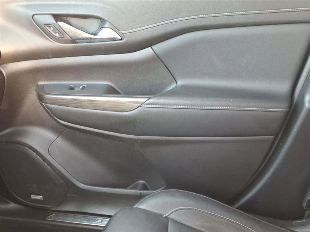 Used 2019 GMC Acadia SLT w/ Black Edition FWD image 23