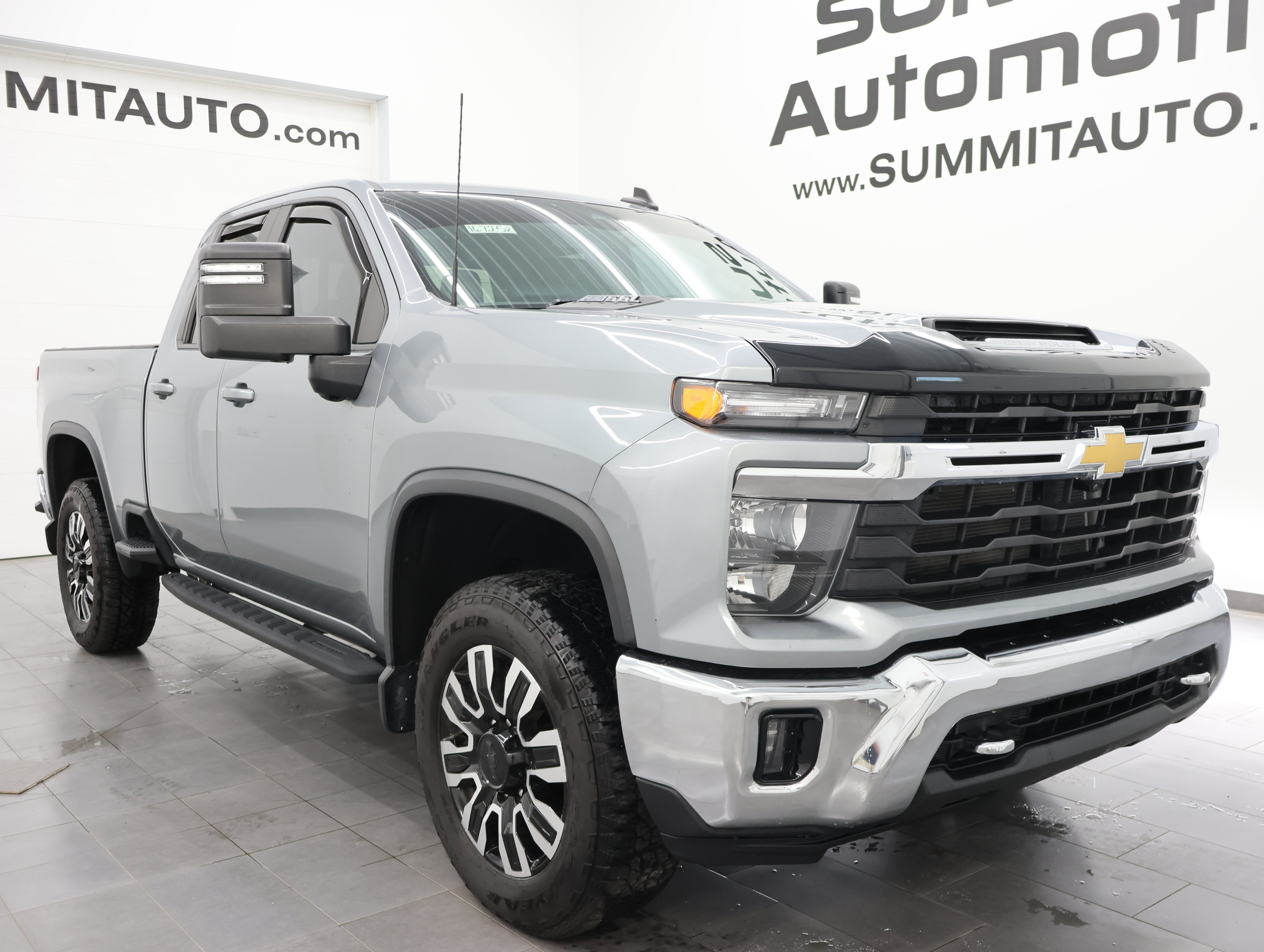 Used 2024 Chevrolet Silverado 2500 LT AWD/4WD image 2