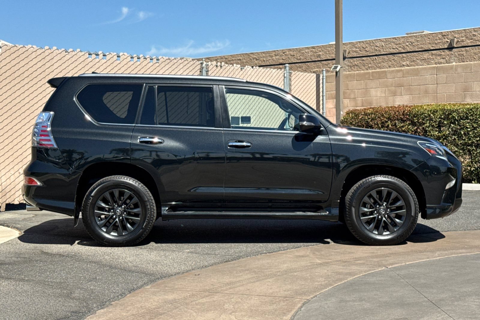 Certified 2022 Lexus GX 460 Premium w/ Premium Package AWD/4WD image 3