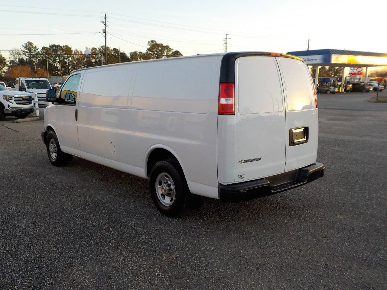 Used 2020 Chevrolet Express 3500 Extended w/ Driver Convenience Package image 3