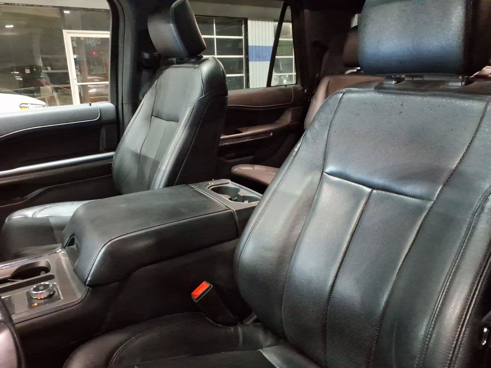 Used 2018 Ford Expedition XLT w/ Equipment Group 202A AWD/4WD image 11