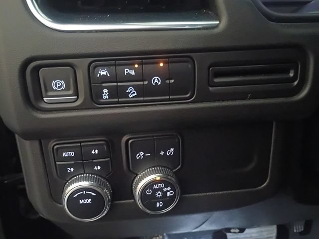 Used 2023 GMC Yukon XL AT4 AWD/4WD image 18