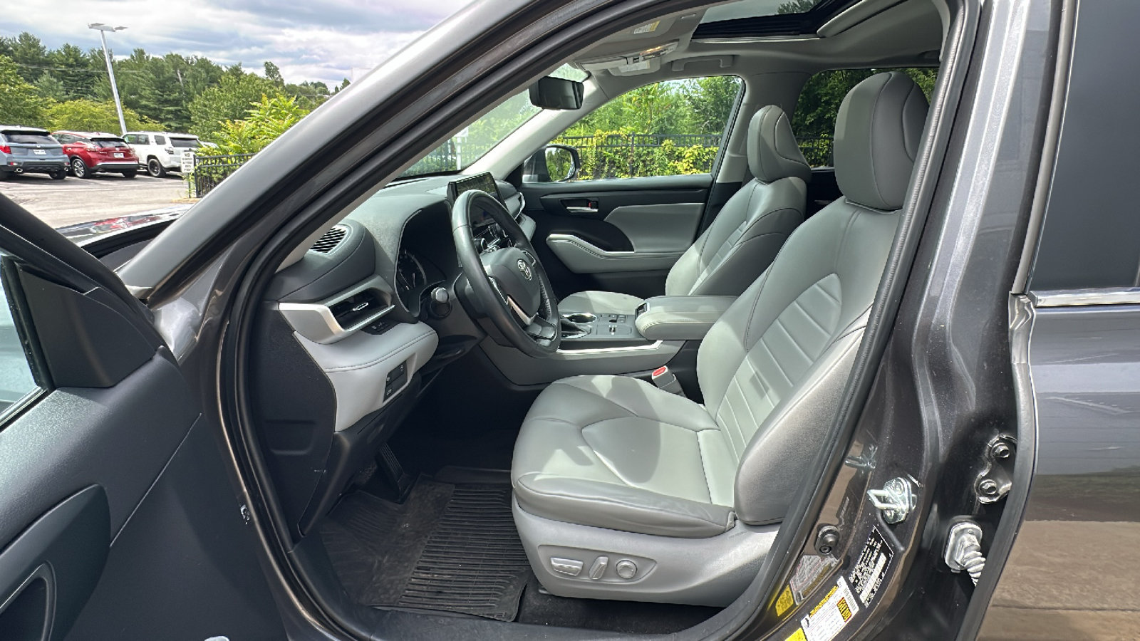 Used 2023 Toyota Highlander XLE FWD image 13
