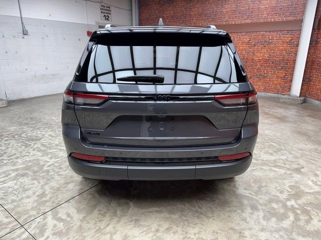 Used 2023 Jeep Grand Cherokee Altitude image 4