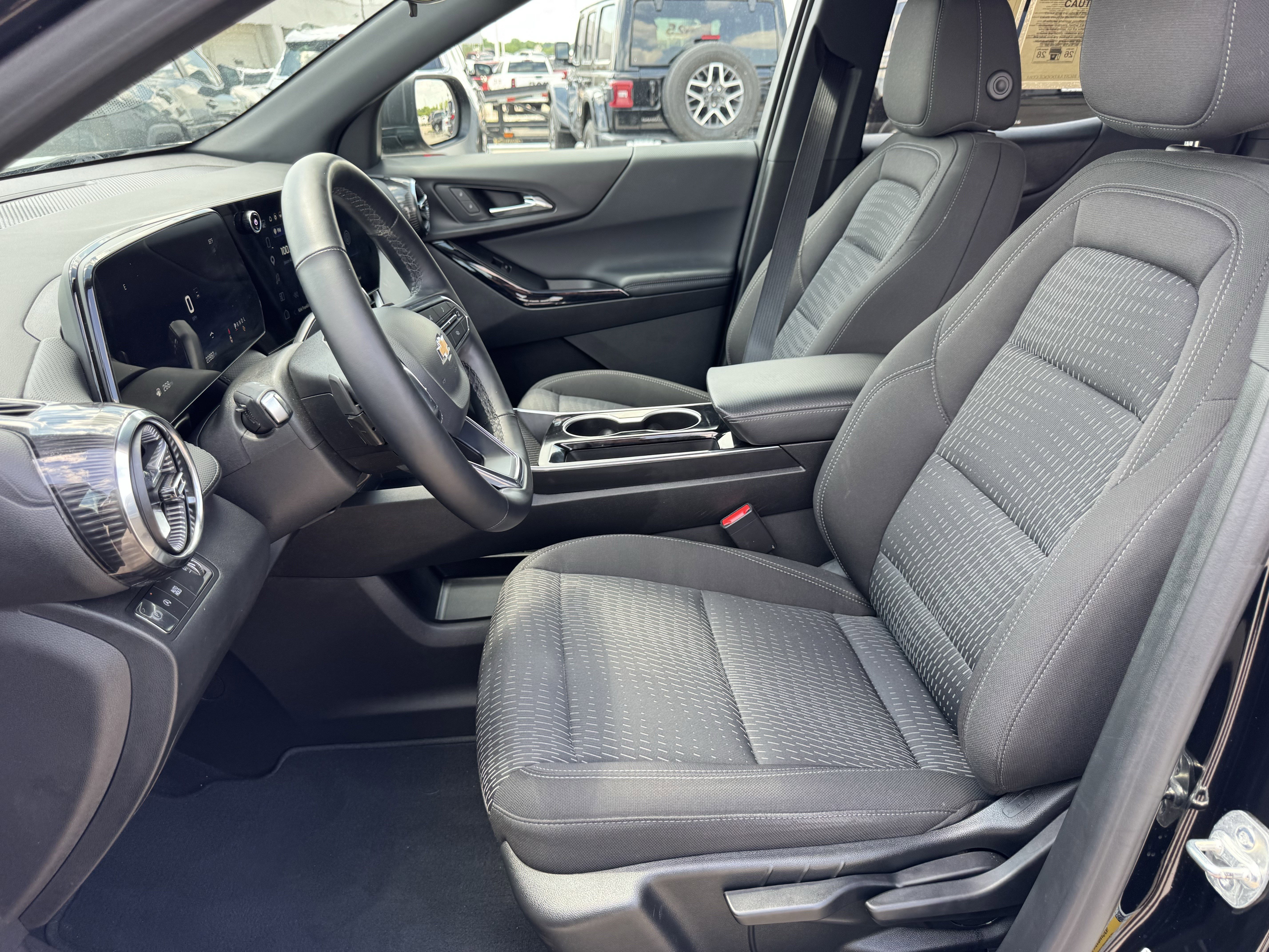 Used 2025 Chevrolet Equinox LT FWD image 28