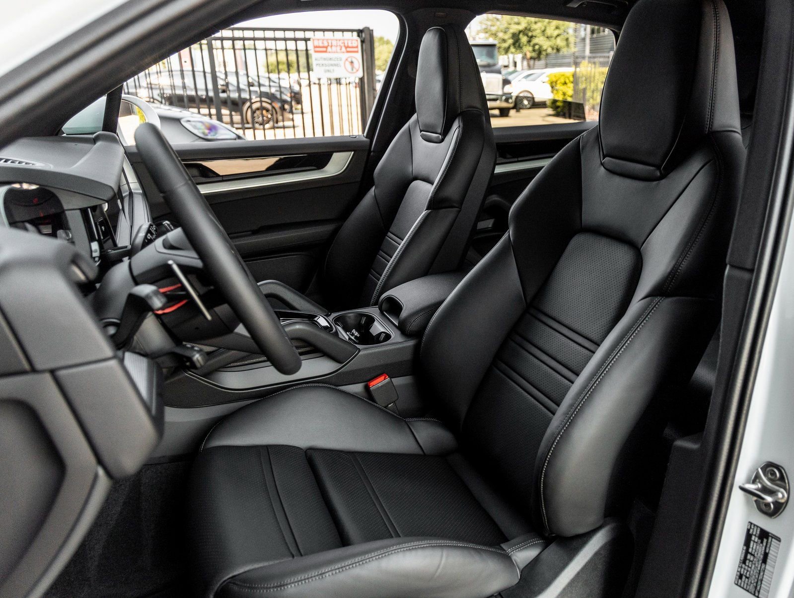 Certified 2025 Porsche Cayenne image 5