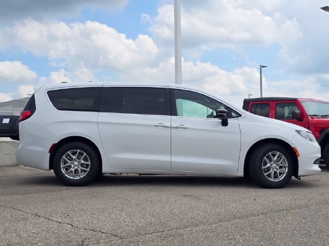New 2027 Chrysler Pacifica LX FWD image 23