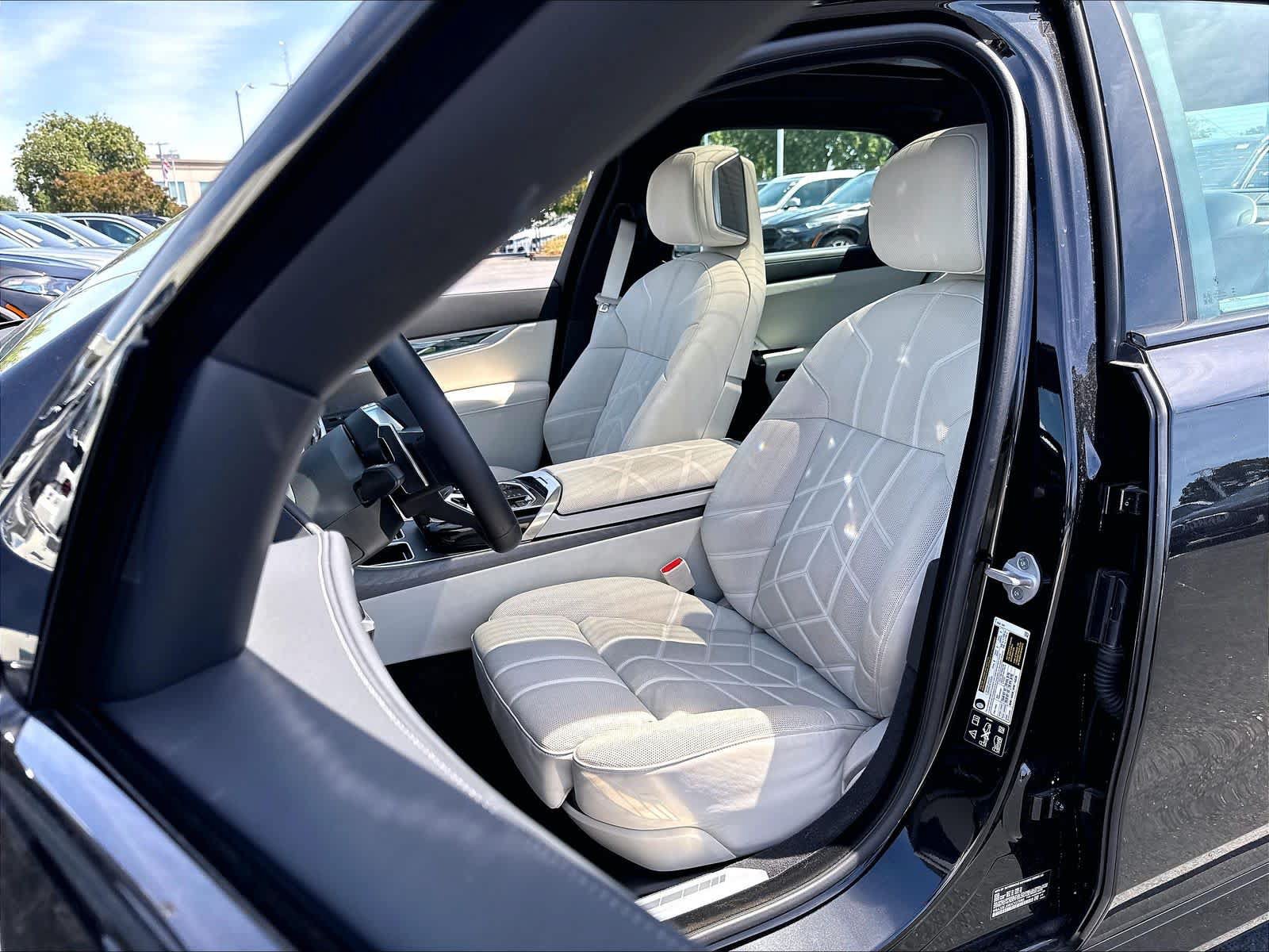 Used 2025 BMW 760i xDrive AWD/4WD image 21
