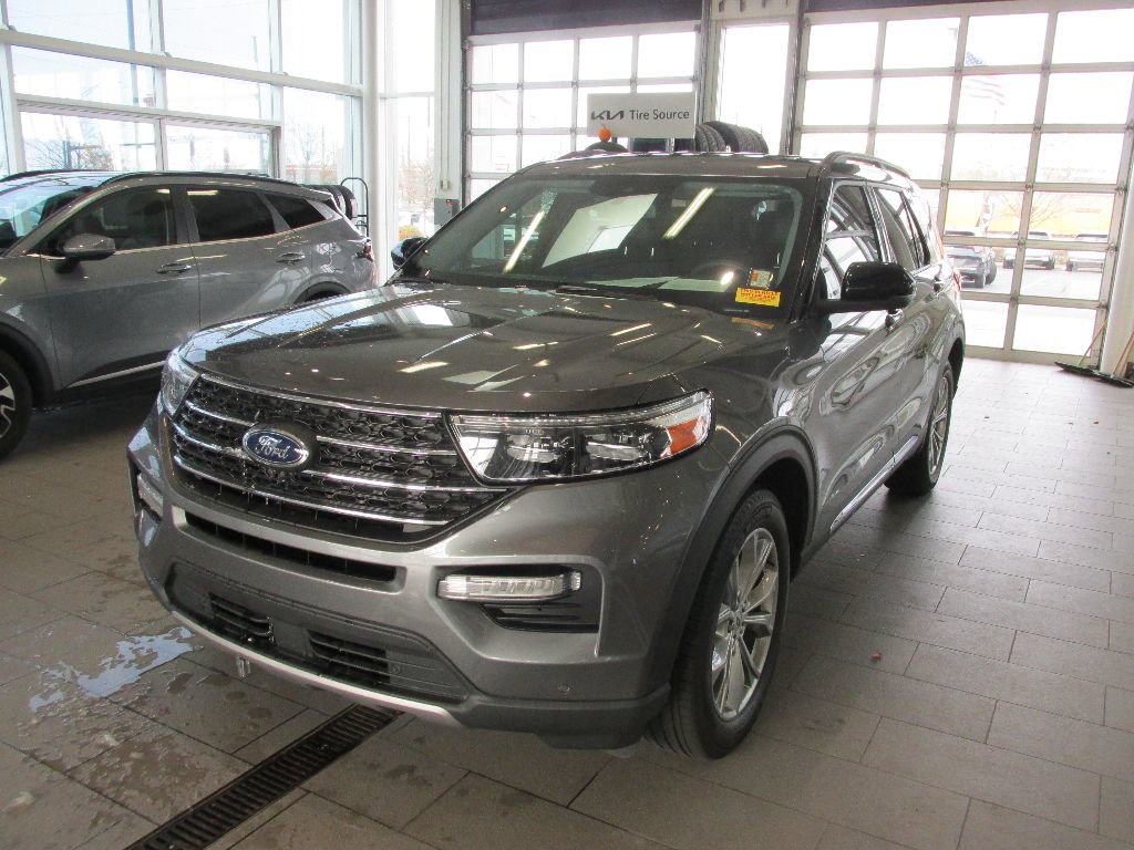 Used 2024 Ford Explorer XLT w/ Equipment Group 202A image 3