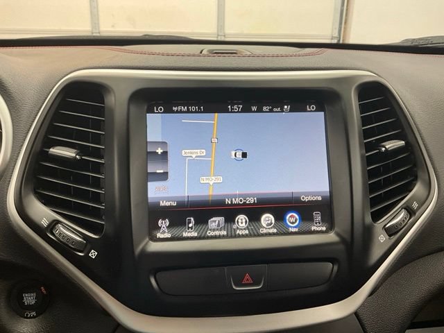 Used 2017 Jeep Cherokee Trailhawk AWD/4WD image 6