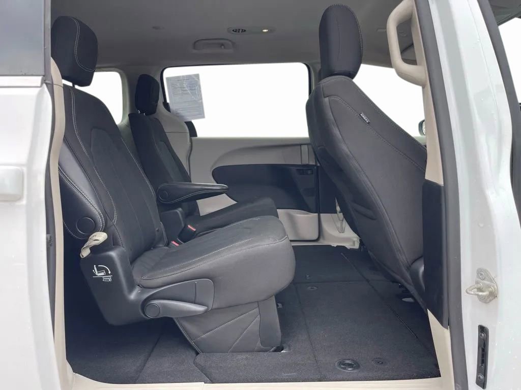 Used 2022 Chrysler Voyager LX image 14