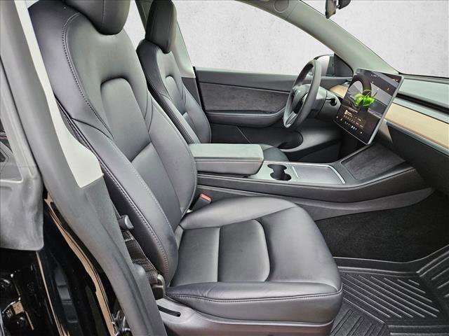 Used 2022 Tesla Model Y Long Range image 17