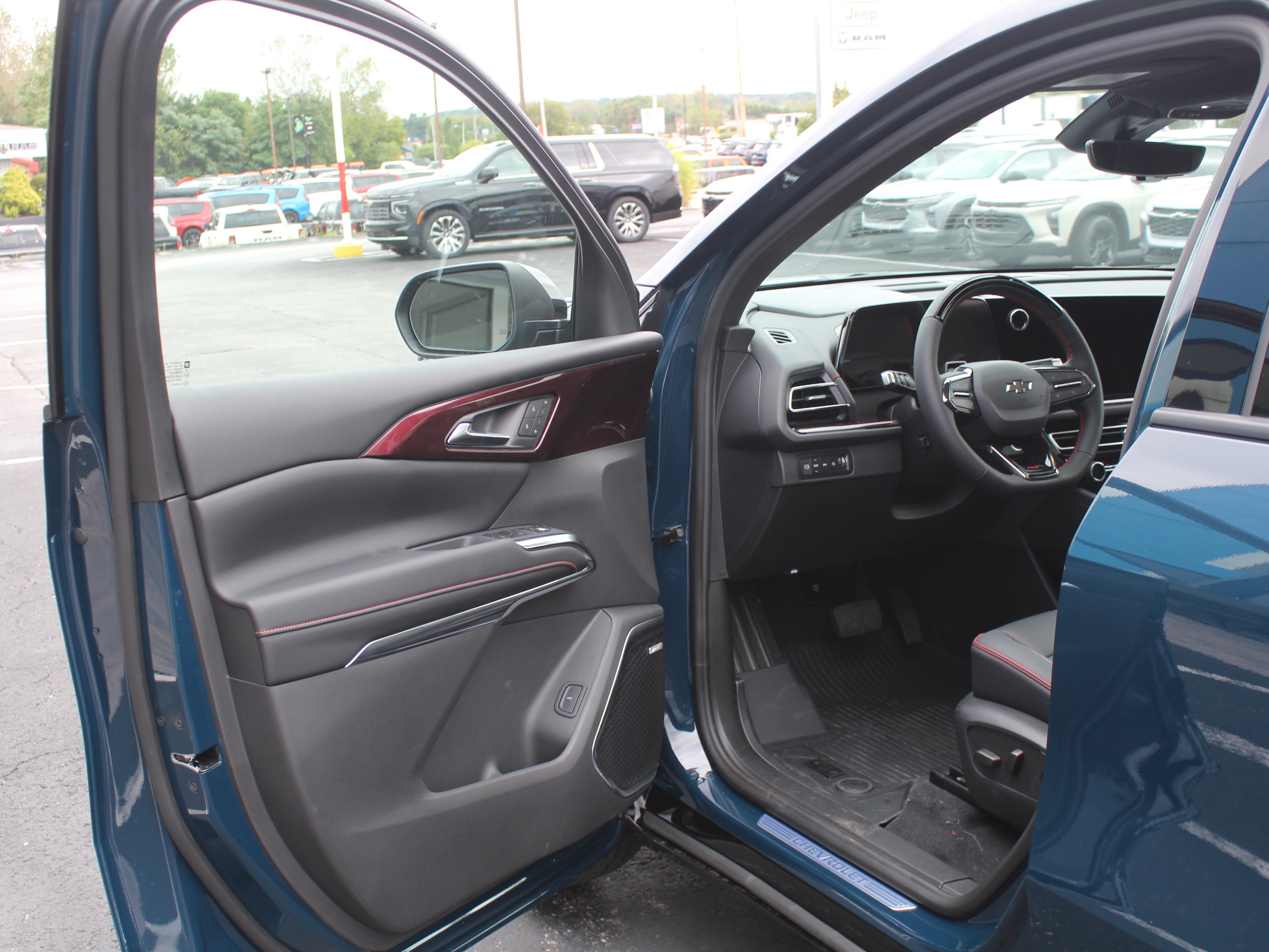 New 2027 Chevrolet Traverse RS w/ LPO, Floor Liner Package AWD/4WD image 10