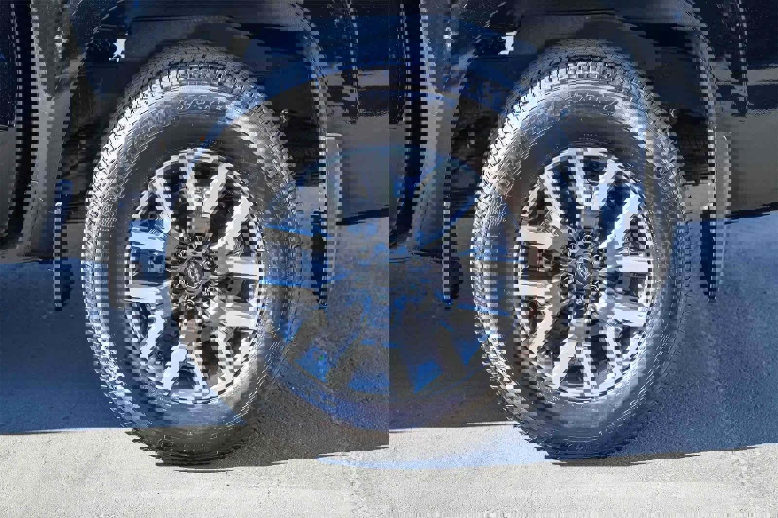 Used 2024 Nissan Frontier SL image 9