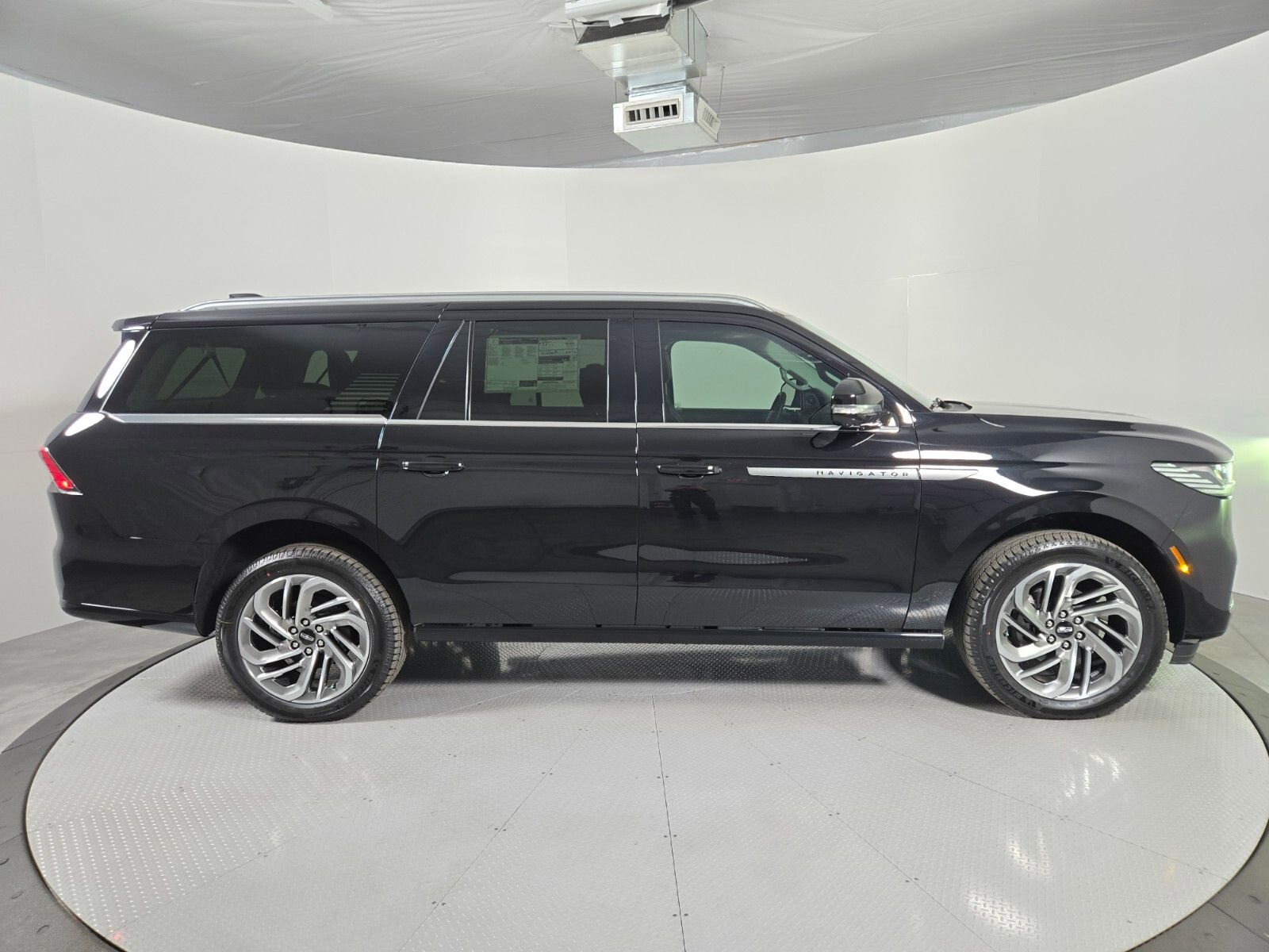 New 2025 Lincoln Navigator L Reserve image 3