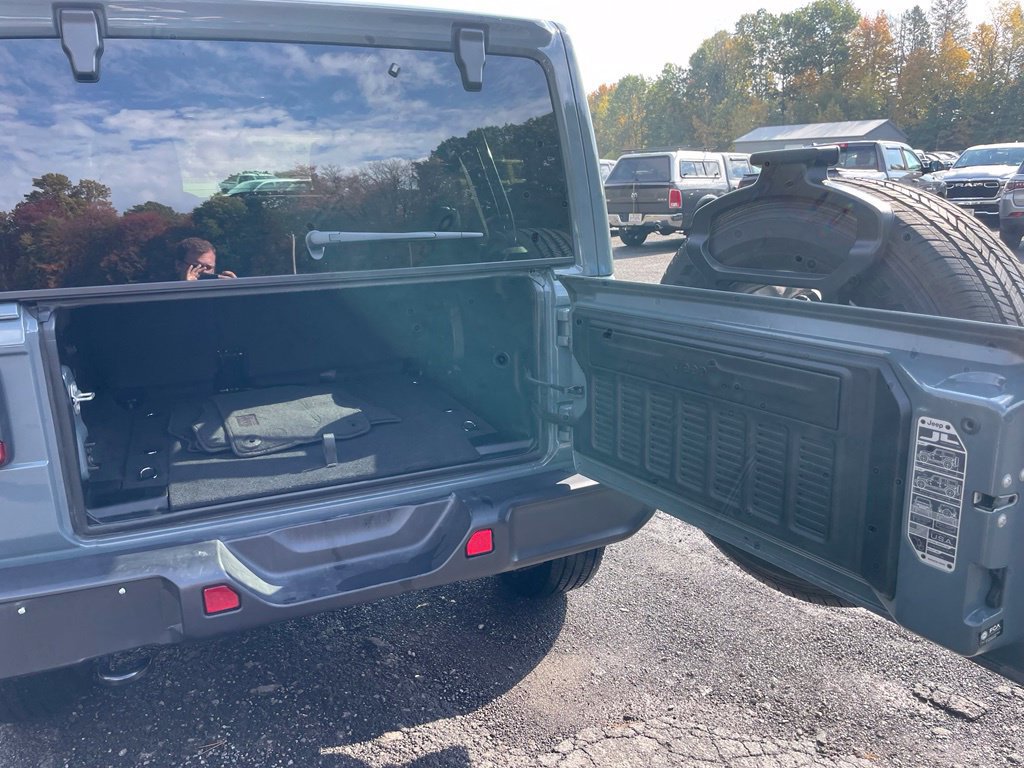 Used 2026 Jeep Wrangler Unlimited Sahara AWD/4WD image 9