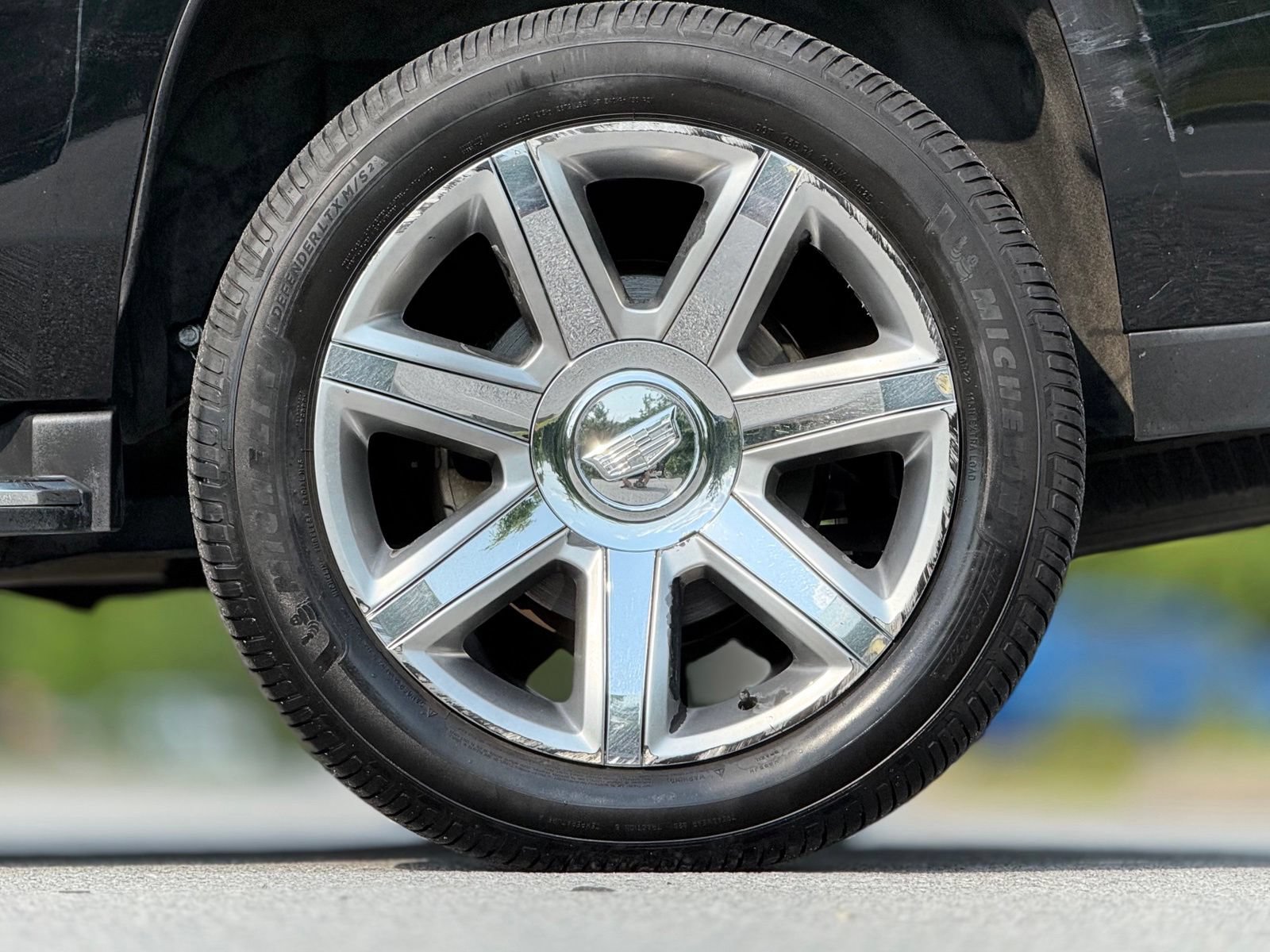Used 2018 Cadillac Escalade Premium Luxury RWD image 19