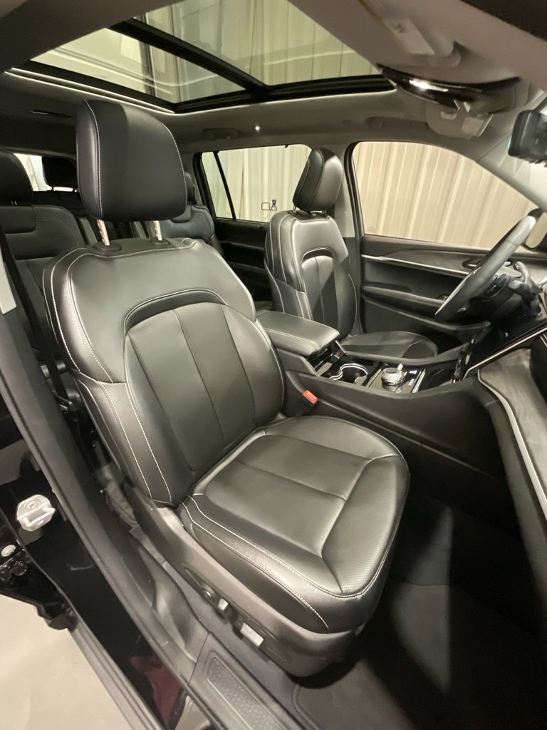 Used 2023 Jeep Grand Cherokee L Limited w/ Luxury Tech Group II image 16