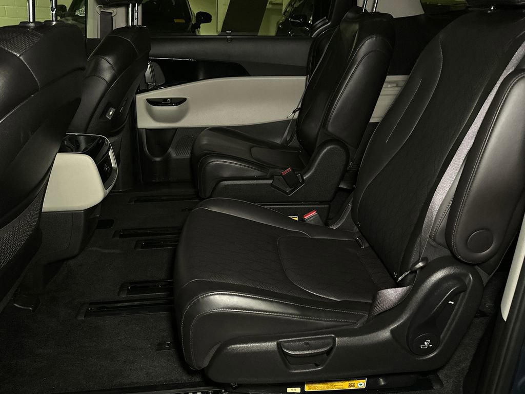 Used 2024 Kia Carnival EX FWD image 15