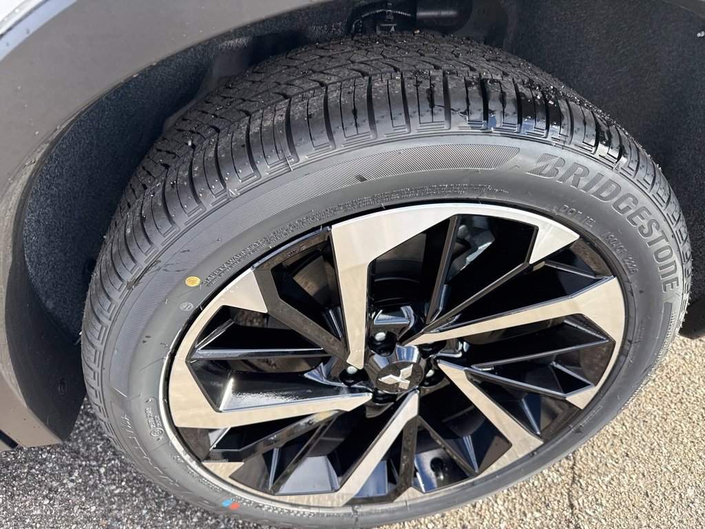 New 2025 Mitsubishi Outlander SE image 11