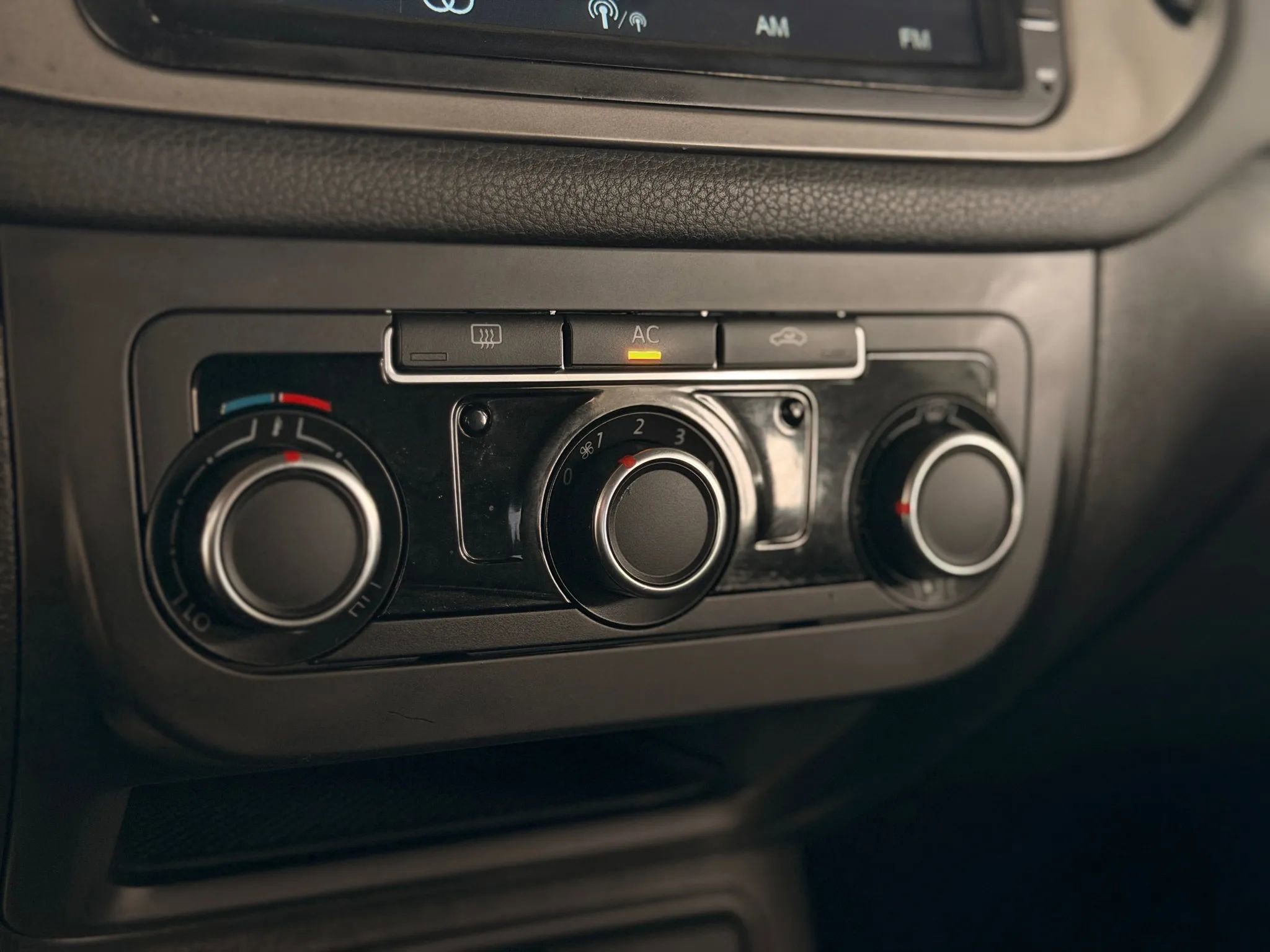 Used 2011 Volkswagen Tiguan S image 39