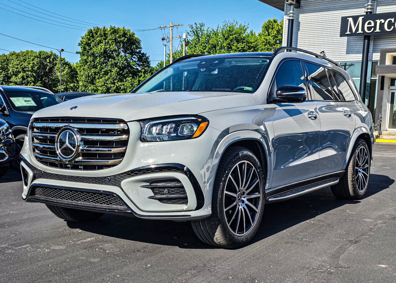 Used 2024 Mercedes-Benz GLS 580 4MATIC image 3