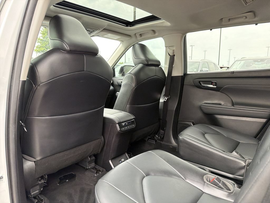 Used 2022 Toyota Highlander XLE FWD image 12