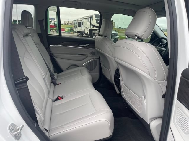 Used 2023 Jeep Grand Cherokee Overland AWD/4WD image 16