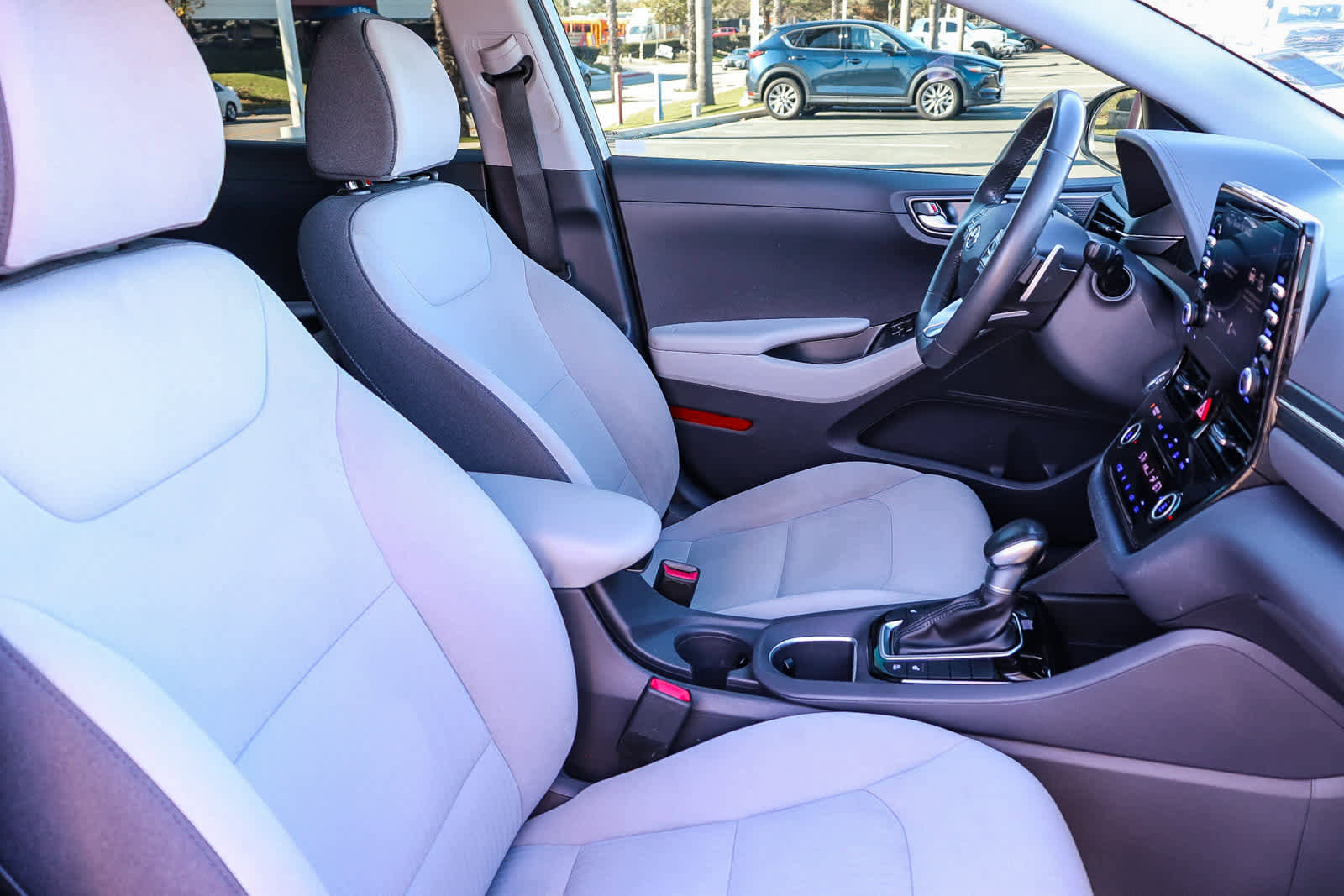 Used 2022 Hyundai Ioniq SE image 17