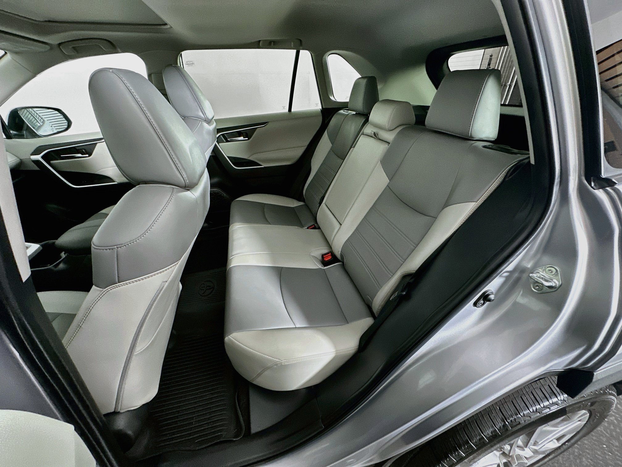 Used 2022 Toyota RAV4 XLE Premium FWD image 27