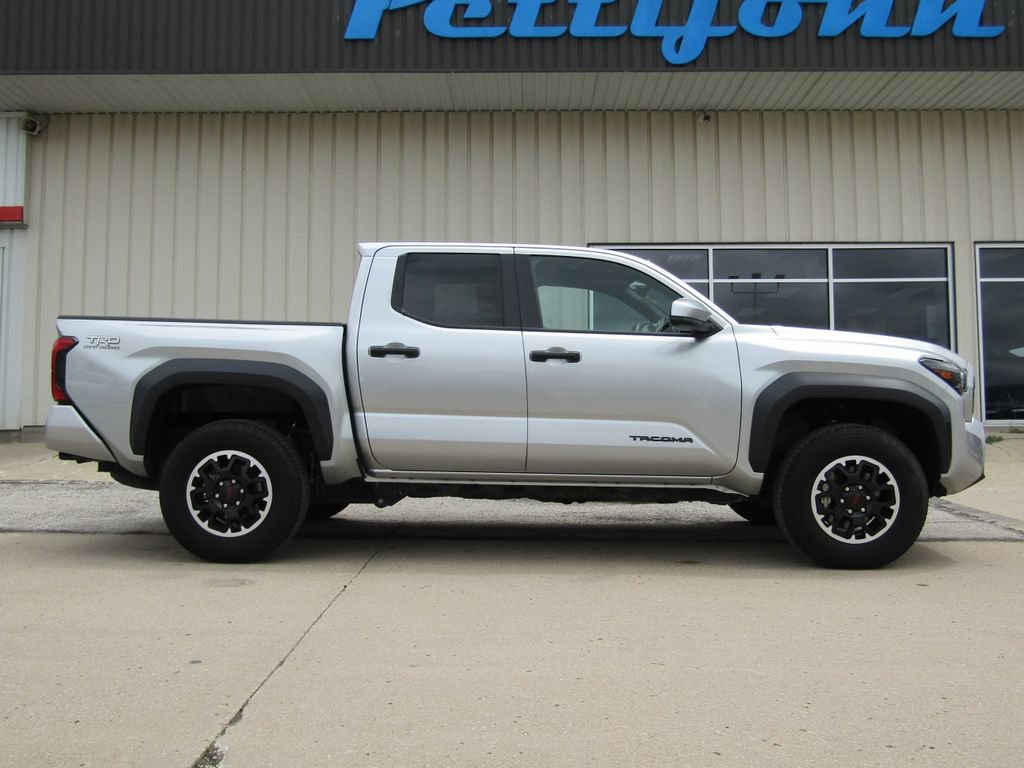 Used 2025 Toyota Tacoma TRD Off-Road AWD/4WD image 2