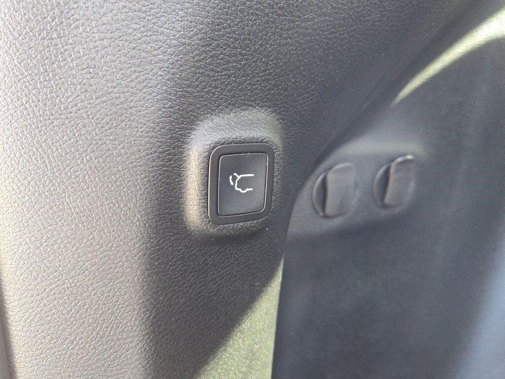 Used 2022 Jeep Cherokee Limited w/ Mopar Interior Package image 17