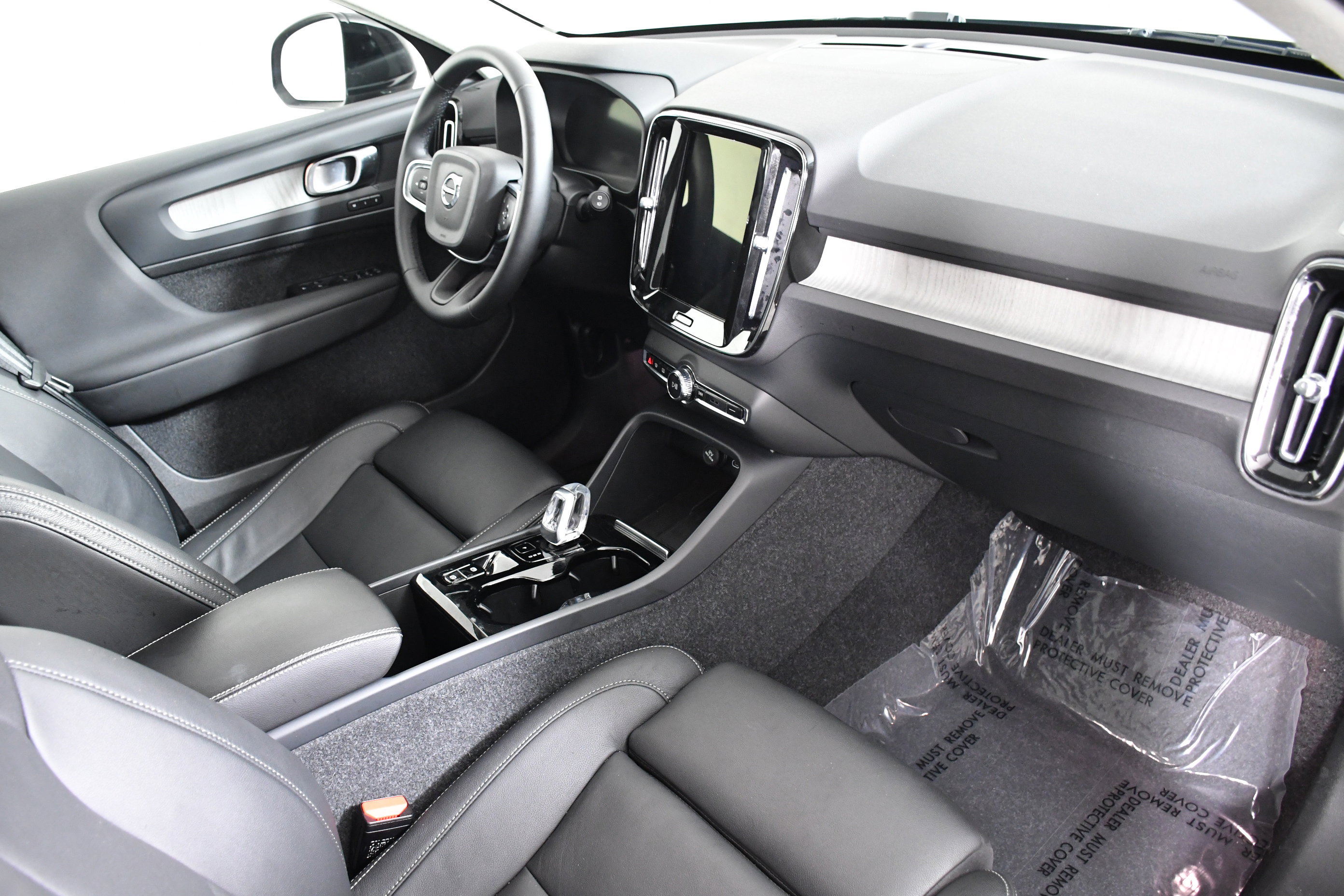 Used 2025 Volvo XC40 B5 Plus image 27